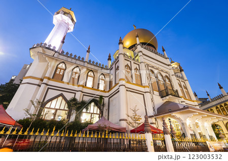 Building view of the Sultan Mosque within the Kampong Glam precinct of the Rochor district in Singapore. Built in 1824 by Sultan Hussein Shah, the first Sultan of Singapore. Building view of the Sultan Mosque within the Kampong Glam precinct of the Rochor district in Singapore. Built in 1824 by Sultan Hussein Shah, the first Sultan of Singapore. 123003532