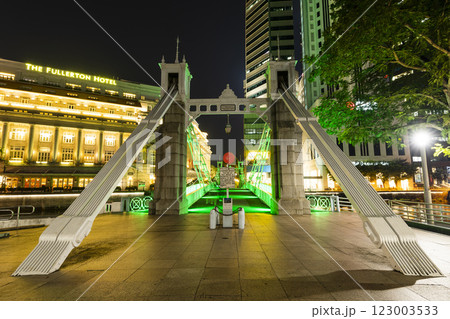 Building view of the Cavenagh Bridge across the lower Singapore River, is the only suspension bridge in Singapore. 123003533