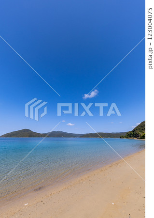 奄美大島瀬戸内町阿室釜の白浜海水浴場 奄美大島瀬戸内町阿室釜の白浜海水浴場 123004075