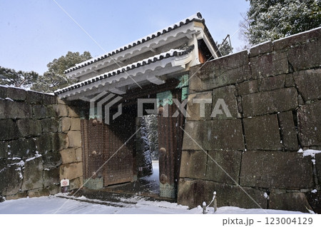 二条城（元離宮二条城）北中仕切門と降雪 123004129
