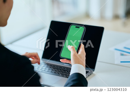 スマホを操作する20代の若い男性 123004310