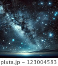星空と雲と水面に反射した青い空 123004583