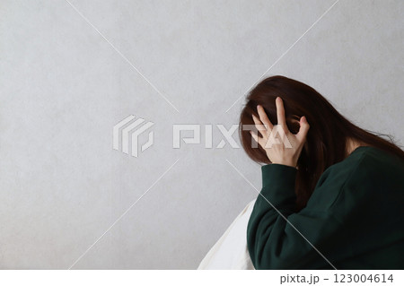 頭を抱える女性 123004614