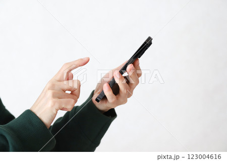 スマートフォンを使う手元 スマートフォンを使う手元 123004616
