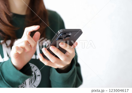 スマートフォンを使う女性の手元 123004617