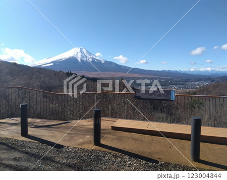 山梨県「二十曲峠」から望む富士山 山梨県「二十曲峠」から望む富士山 123004844