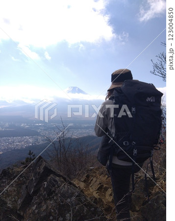 富士山を眺める登山者 富士山を眺める登山者 123004850