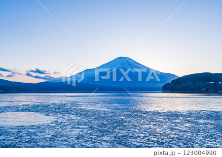 【山梨県】結氷した山中湖越しに富士山 123004990