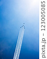 空を見上げて 123005085