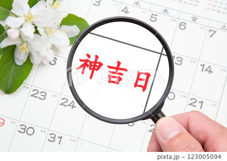 神吉日をクローズアップ（カレンダー背景） 123005094