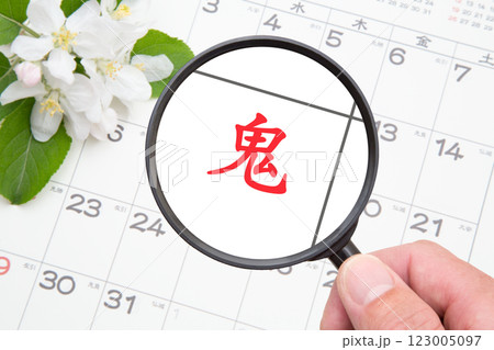 鬼をクローズアップ（カレンダー背景） 123005097