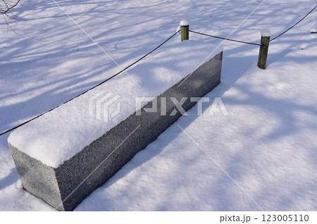 積雪したベンチ（二条城） 123005110