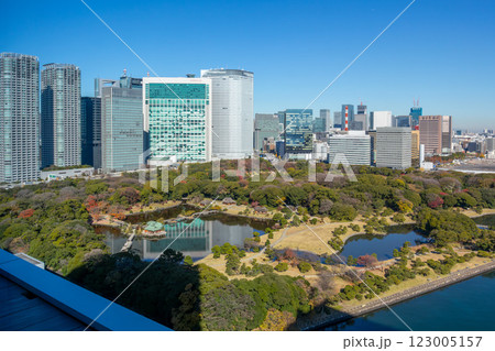 マリオット系のラグジュアリーホテル、メズム東京が入るウォーターズ竹芝から見る浜離宮恩賜庭園 123005157