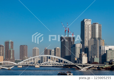 マリオット系のラグジュアリーホテル、メズム東京が入るウォーターズ竹芝から勝どき方面を見る 123005255