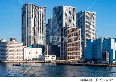 マリオット系のラグジュアリーホテル、メズム東京が入るウォーターズ竹芝から勝どき方面を見る 123005257