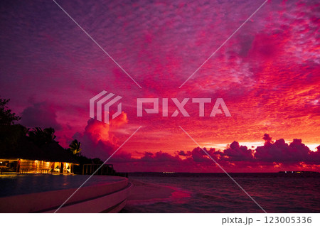 夕焼けに染まるビーチリゾート 123005336