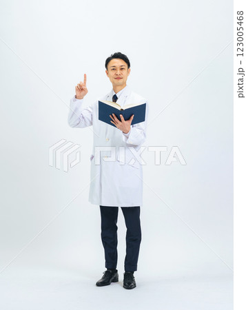 本を持って案内する白衣を着たミドル男性医師・研究者の全身写真 本を持って案内する白衣を着たミドル男性医師・研究者の全身写真 123005468