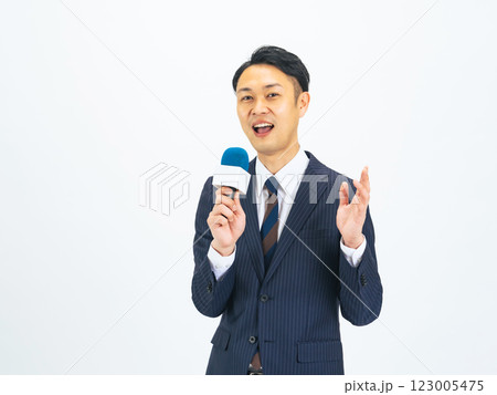 マイクを持って話すミドルエイジ男性アナウンサー マイクを持って話すミドルエイジ男性アナウンサー 123005475