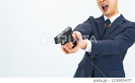 拳銃を構えて叫ぶスーツを着たミドルエイジ男性 123005477