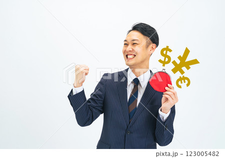 お金のテーマと財布を持ってガッツポーズするミドルエイジ男性ビジネスパーソン お金のテーマと財布を持ってガッツポーズするミドルエイジ男性ビジネスパーソン 123005482