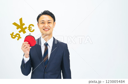 お金のテーマと財布を持って笑うミドルエイジ男性ビジネスパーソン 123005484