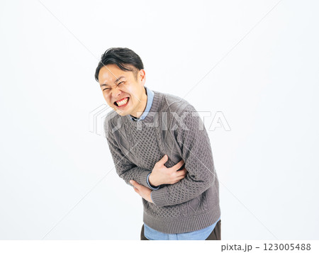 爆笑するミドルエイジ男性 爆笑するミドルエイジ男性 123005488