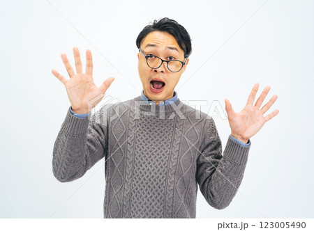 びっくりするカジュアルウェアのミドルエイジ男性 123005490