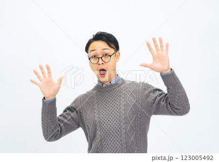 びっくりするカジュアルウェアのミドルエイジ男性 びっくりするカジュアルウェアのミドルエイジ男性 123005492