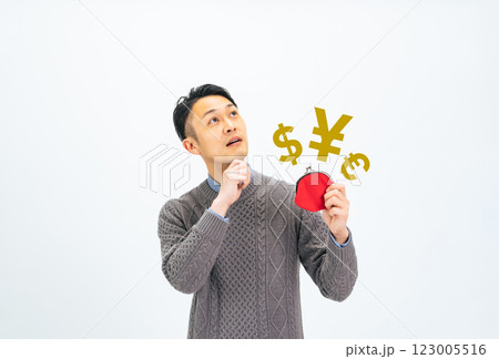 財布を持ってお金について考えるミドルエイジ男性 123005516