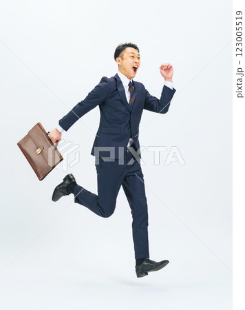ジャンプするミドル男性ビジネスパーソンの全身写真 ジャンプするミドル男性ビジネスパーソンの全身写真 123005519