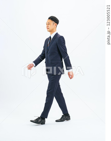 歩くミドル男性ビジネスパーソンの全身写真 123005521