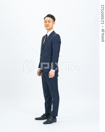 ビジネススーツを着た笑顔のミドル男性の全身写真 123005522