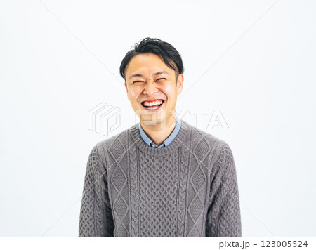 明るく笑うミドルエイジ男性 123005524