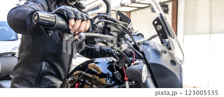 クルーザーバイクで横浜ツーリングをする女性ライダーの手のイメージカット 123005535