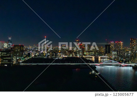 マリオット系のラグジュアリーホテル、メズム東京が入るウォーターズ竹芝から築地市場方面の夜景を見る 123005677