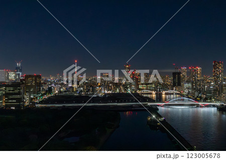 マリオット系のラグジュアリーホテル、メズム東京が入るウォーターズ竹芝から築地市場方面の夜景を見る マリオット系のラグジュアリーホテル、メズム東京が入るウォーターズ竹芝から築地市場方面の夜景を見る 123005678