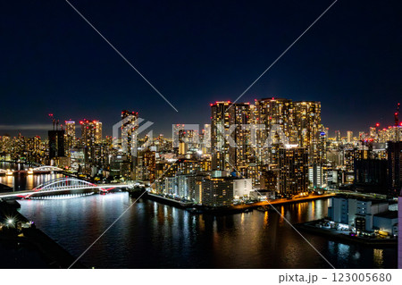 マリオット系のラグジュアリーホテル、メズム東京が入るウォーターズ竹芝から築地市場方面の夜景を見る マリオット系のラグジュアリーホテル、メズム東京が入るウォーターズ竹芝から築地市場方面の夜景を見る 123005680