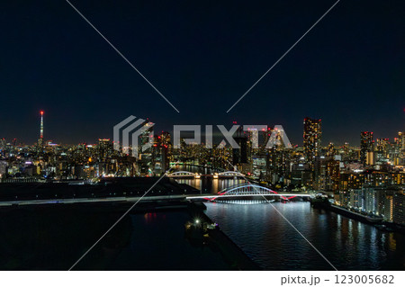 マリオット系のラグジュアリーホテル、メズム東京が入るウォーターズ竹芝から築地市場方面の夜景を見る 123005682