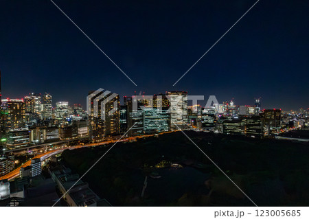 マリオット系のラグジュアリーホテル、メズム東京が入るウォーターズ竹芝から築地市場方面の夜景を見る マリオット系のラグジュアリーホテル、メズム東京が入るウォーターズ竹芝から築地市場方面の夜景を見る 123005685