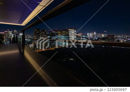マリオット系のラグジュアリーホテル、メズム東京が入るウォーターズ竹芝から築地市場方面の夜景を見る マリオット系のラグジュアリーホテル、メズム東京が入るウォーターズ竹芝から築地市場方面の夜景を見る 123005697