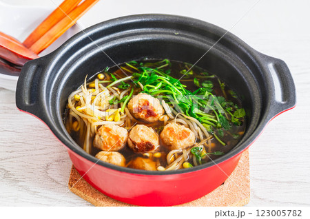 鶏つみれと大豆もやしの寄せ鍋風 鶏つみれと大豆もやしの寄せ鍋風 123005782