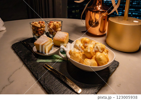 マリオット系のラグジュアリーホテル メズム東京、夜のラウンジ 123005938