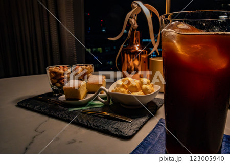 マリオット系のラグジュアリーホテル メズム東京、夜のラウンジ 123005940