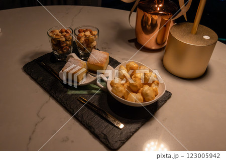 マリオット系のラグジュアリーホテル メズム東京、夜のラウンジ 123005942