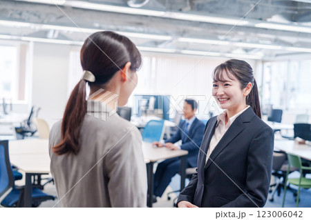 先輩社員にオフィスを案内してもらうフレッシュな女性 先輩社員にオフィスを案内してもらうフレッシュな女性 123006042