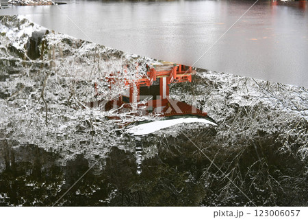 京都市の世界遺産醍醐寺 水面に映る弁天堂 123006057