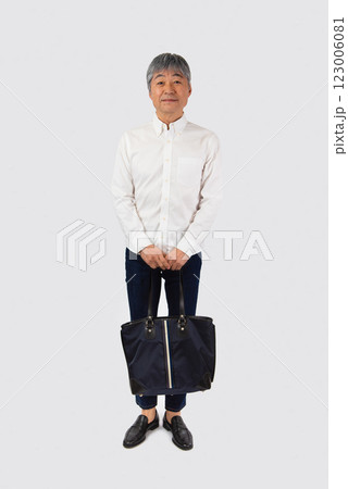 ショルダーバッグを持った笑顔のシニア男性 ショルダーバッグを持った笑顔のシニア男性 123006081