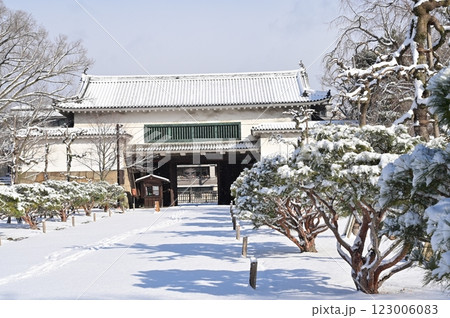 二条城(元離宮二条城)北大手門と晴天の雪景色 二条城(元離宮二条城)北大手門と晴天の雪景色 123006083