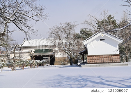 二条城（元離宮二条城）北大手門と晴天の雪景色 123006097