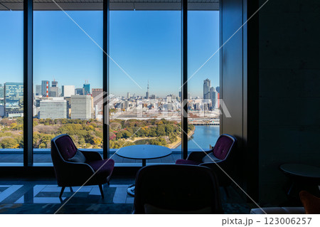 マリオット系のラグジュアリーホテル、メズム東京のフロント、ロビーから築地市場方面を見る 123006257